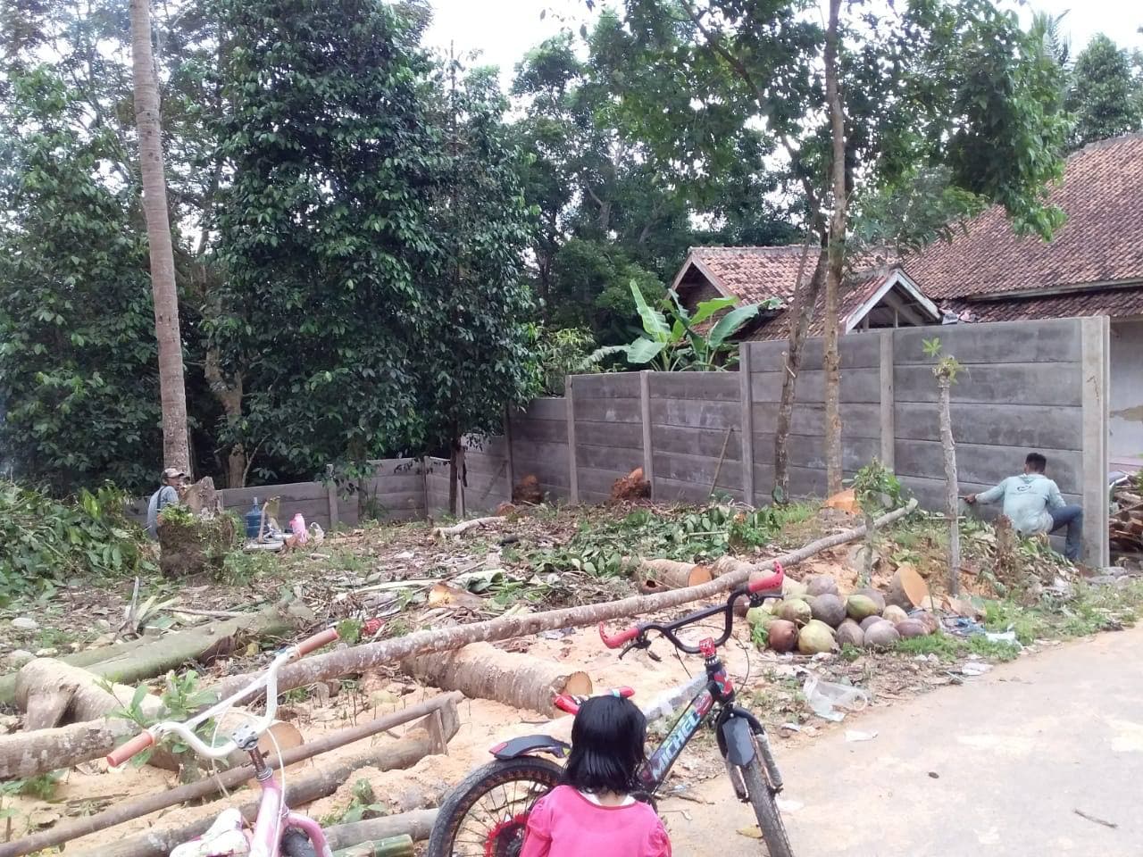 proses pemasangan pagar beton